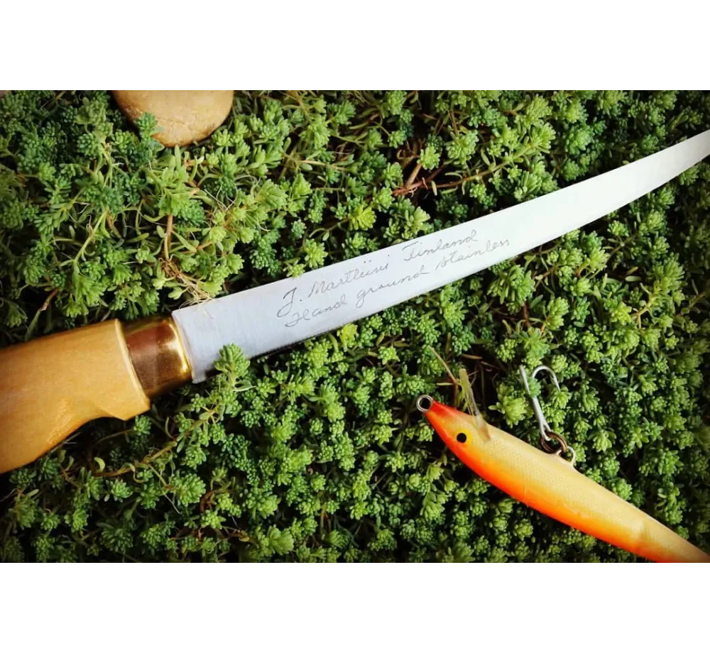 Нож Marttiini Classic Filleting Knife 19 630010, 19 см гъвкаво острие, брезова дръжка, кожена кания Нож Marttiini Classic Filleting Knife 19 630010, 19 см гъвкаво острие, брезова дръжка, кожена кания