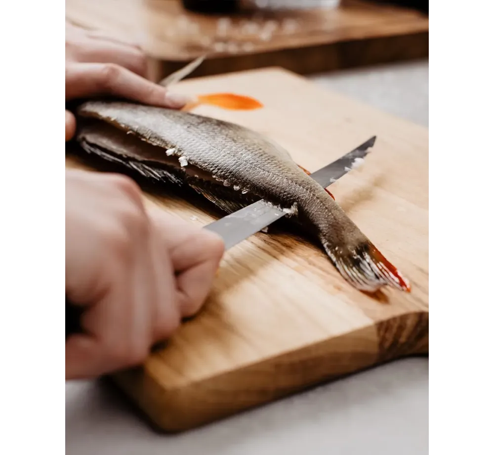 Нож Marttiini Classic Filleting Knife 19 630010, 19 см гъвкаво острие, брезова дръжка, кожена кания Нож Marttiini Classic Filleting Knife 19 630010, 19 см гъвкаво острие, брезова дръжка, кожена кания